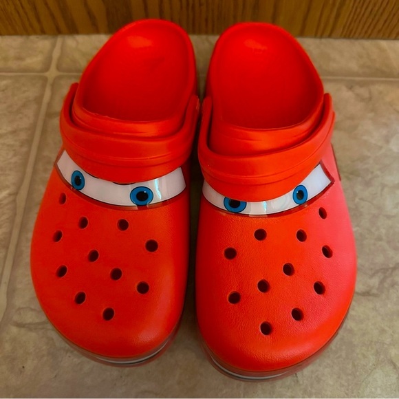 CROCS Disney Pixar Red Lightning McQueen Womens 8 Men’s 6 NWOT - Picture 1 of 6